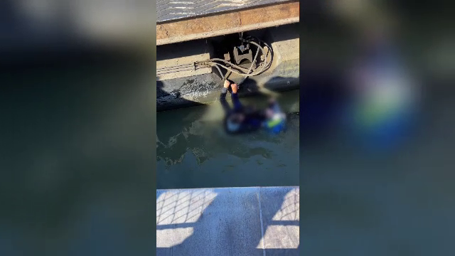 Un copil de 6 ani a căzut în Dunăre după ce a încercat să sară pe feribot. Un frate care nu știa să înoate a sărit după el