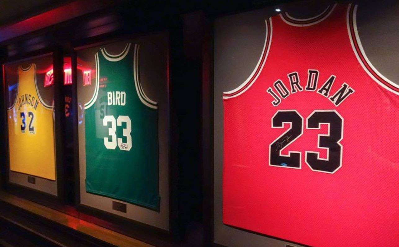 (P) Record la licitație: 10,1 milioane de dolari, prețul unui tricou al lui Michael Jordan