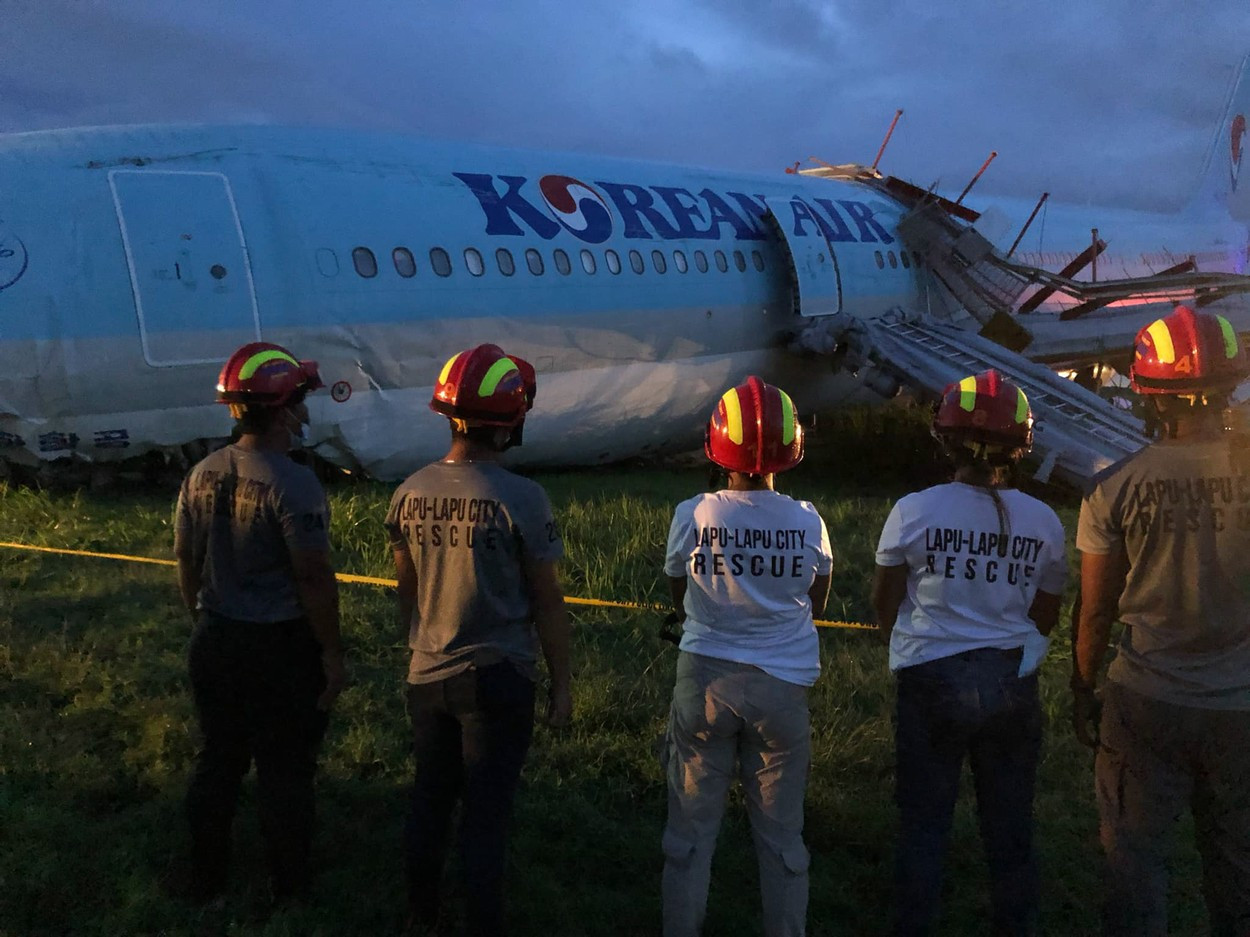Momente înfricoșătoare pentru 162 de pasageri, în timpul aterizării. Avionul a fost distrus, după ce a derapat. FOTO, VIDEO