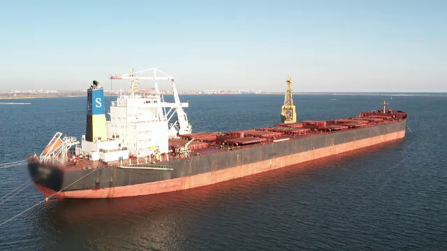 Una dintre cele mai mari nave din lume a acostat în Portul Constanța. A încărcat marfă din 30 de garnituri de tren