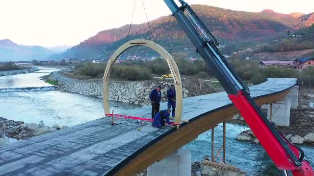 Pentru a nu pierde bani europeni, autoritățile din Bistrița-Năsăud au construit un pod din lemn în loc de beton armat