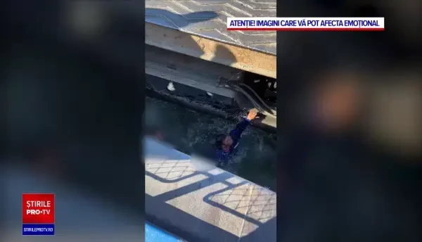 Un copil de 6 ani a căzut în Dunăre după ce a încercat să sară pe feribot. Un frate care nu știa să înoate a sărit după el