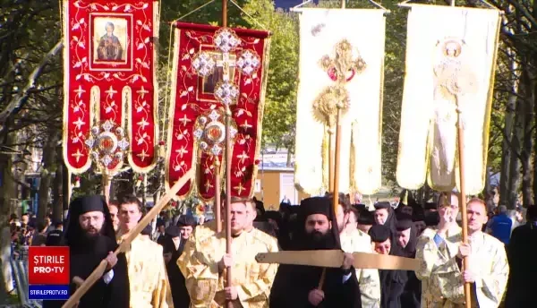 Mii de credincioși s-au adunat pe Dealul Patriarhiei pentru a se închina la moaștele Sfântului Dimitrie cel Nou