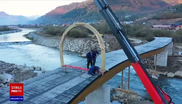 Pentru a nu pierde bani europeni, autoritățile din Bistrița-Năsăud au construit un pod din lemn în loc de beton armat