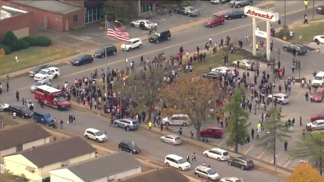 Scene de coșmar în Statele Unite, la un liceu din Missouri. Un tânăr a ucis două persoane și a rănit alte șase