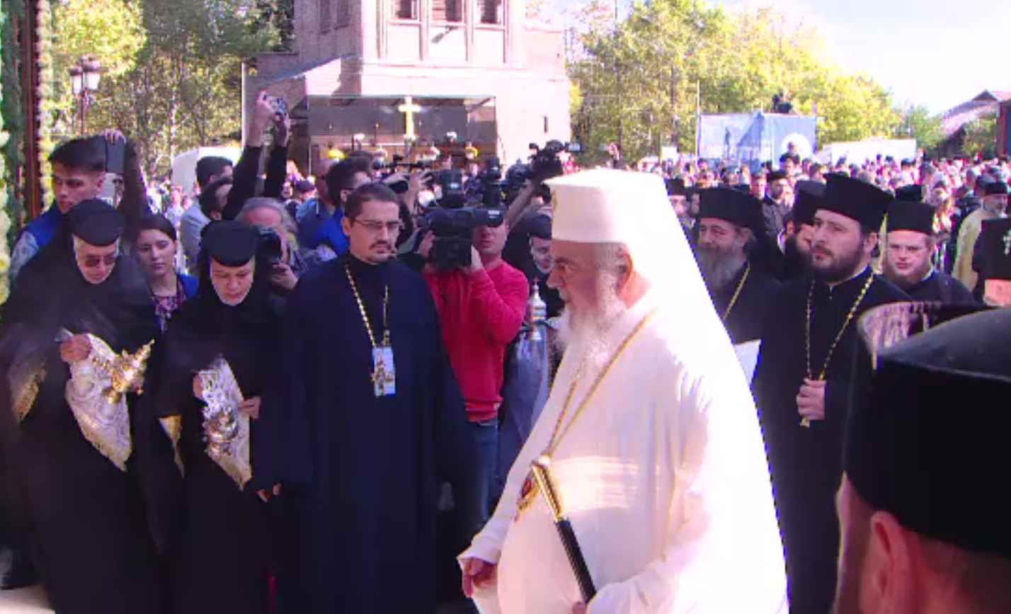 Credincioșii au stat chiar și 11 ore să atingă moaștele Sf. Dimitrie cel Nou