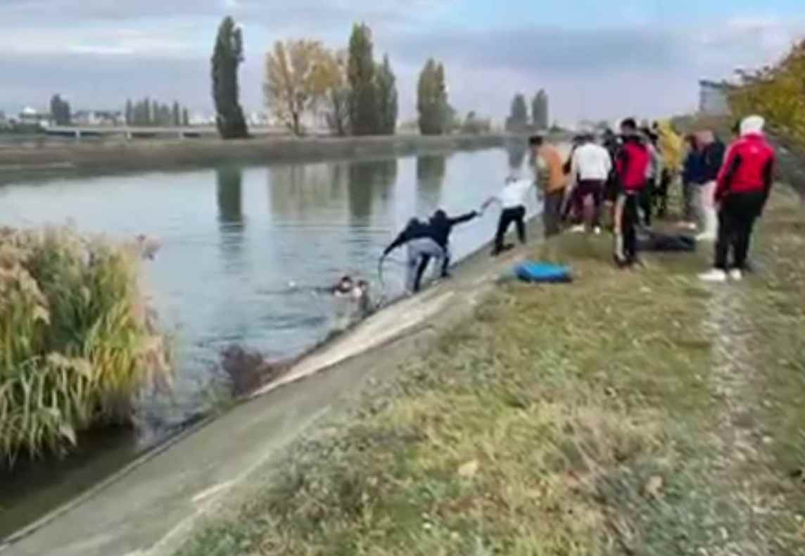 Copil din Bacău salvat de la înec de un tânăr. Copilul a fugit imediat după ce a fost scos din apă