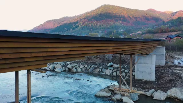 Cel mai lung pod rutier de lemn din România este aproape finalizat. Cum arată și cât a costat