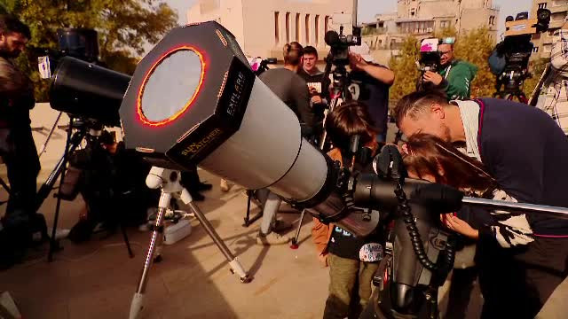 Aglomerație la observatoarele astronomice. Oamenii au stat la coadă să vadă eclipsa de soare