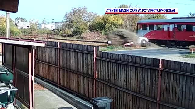 Momentul în care doi bărbați au fost spulberați de un tren, în Pitești. Șoferul îl luase la ocazie pe pasagerul din dreapta