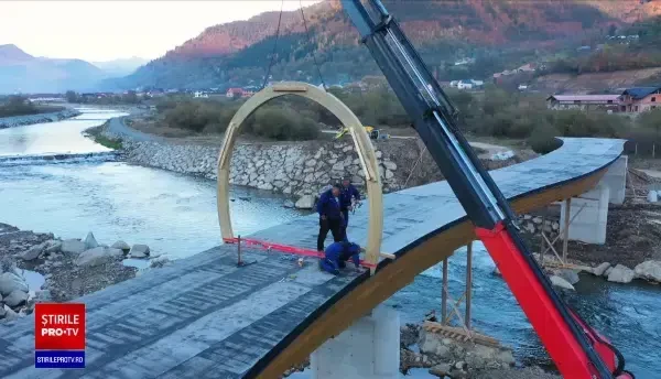 Cel mai lung pod rutier de lemn din România este aproape finalizat. Cum arată și cât a costat