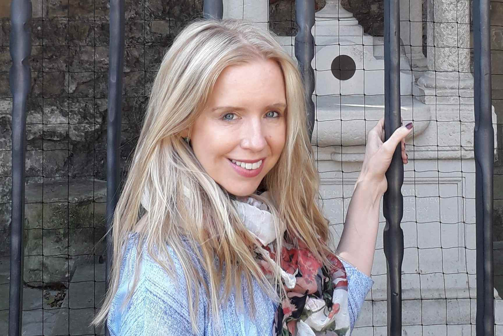 Autoare britanică, soția unui român în UK: „Sunt căsătorită de 13 ani și nu m-am dezbrăcat niciodată în fața soțului meu”