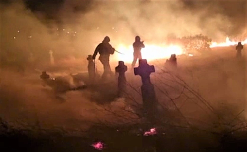 Incendiu de proporții în cimitirul din Slava Rusă. De la ce ar fi pornit flăcările
