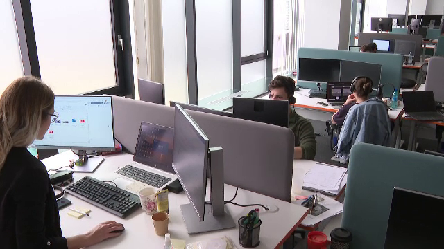 Tot mai multe oferte de muncă pentru tinerii fără experiență. „Începi ca internship și poți să avansezi la un post full-time”