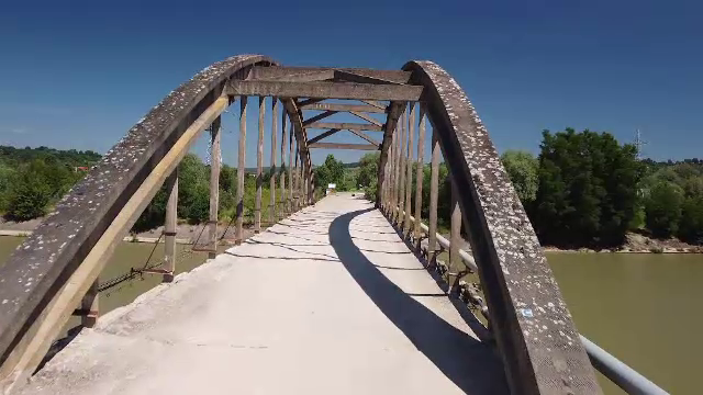 Cinci poduri din țară vor fi reconstruite pentru a permite deplasarea vehiculelor militare grele