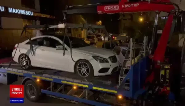 Momente de panică în centrul Capitalei. Un șofer violent a demarat în trombă, în timp de jandarmii încercau să-i spargă geamul