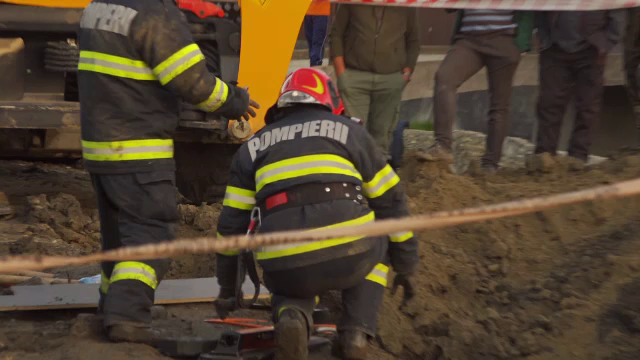 Un tânăr de 20 de ani a murit îngropat de viu sub un mal de pământ. Totul s-a întâmplat sub privirile tatălui