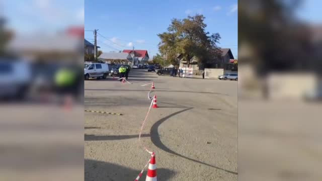 Un bătrân a fost ucis de nepotul său în fața polițiștilor chemați să intervină. Edilul comunei: „Crima putea fi evitată”