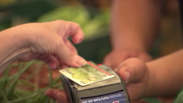 Scad plățile în numerar în România. Firmele cu cifră de afaceri mai mare de 10.000 de euro vor fi obligate să monteze POS