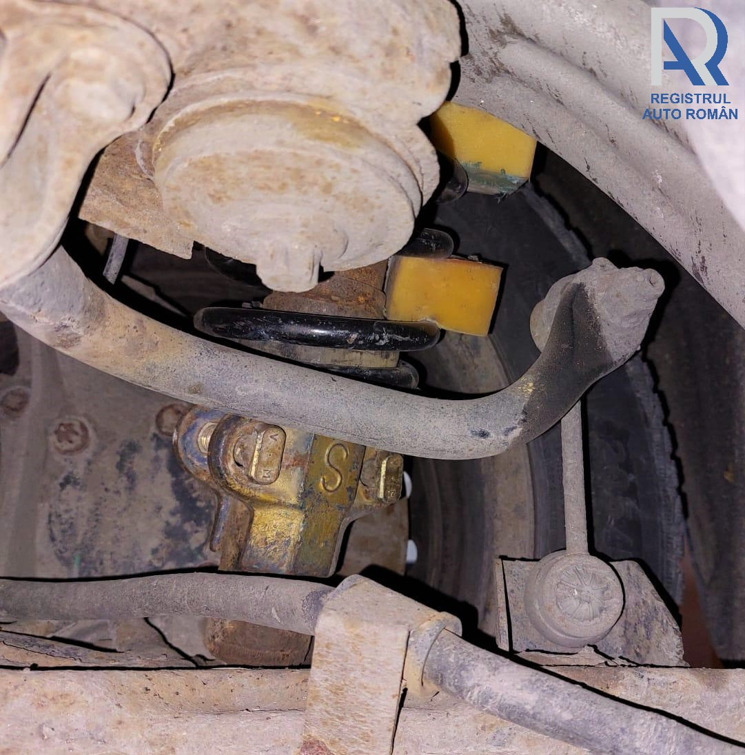 Reparația cu care un șofer i-a uluit pe inspectorii RAR Tulcea. „Ar putea părea arcuri „împănate” cu bucăți de cașcaval”