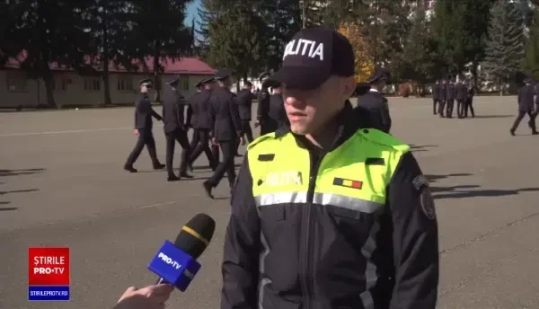 Cum arată noile uniforme ale Poliției Române. După 20 de ani, dispar pantofii cu toc și pantalonii cu dungă