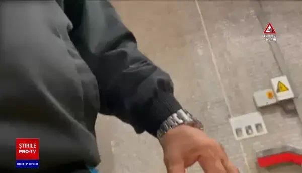 O bucată de balustradă s-a desprins și a căzut pe peron la Piața Victoriei. Starea deplorabilă a stațiilor de metrou