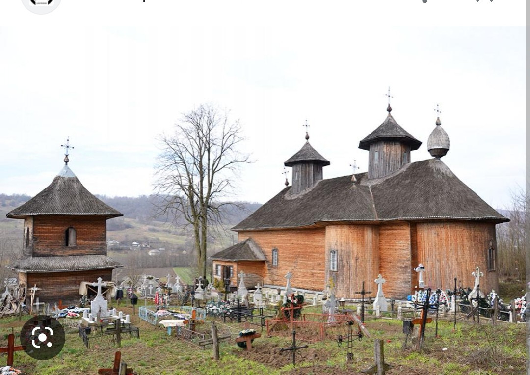 Incendiu la o biserică de lemn din Bacău, construită în anul 1801. Trei echipaje de pompieri intervin la fața locului