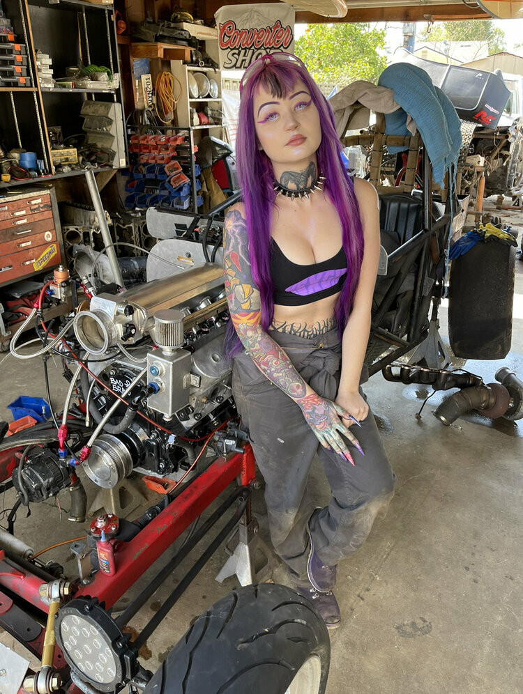 Tânăra care a trecut de la model pe OnlyFans la mecanic auto: „M-am confruntat cu agresiuni sexuale” | GALERIE FOTO