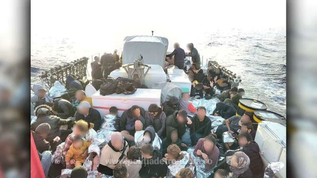 Peste 100 de persoane de pe un iaht care plutea în derivă pe Marea Mediterană, salvate de polițiștii de frontieră români