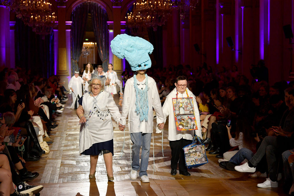 O defilare de modă total neobișnuită la Paris. Cei prezenți, surprinși de aparițiile de pe podium GALERIE FOTO
