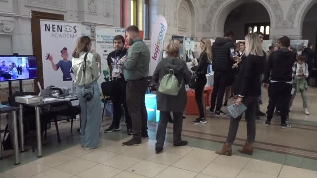 Deși unii primesc lunar 1.500 - 2.000 de lei de la părinți, tinerii au mers în număr mare la târgul de joburi din Galați