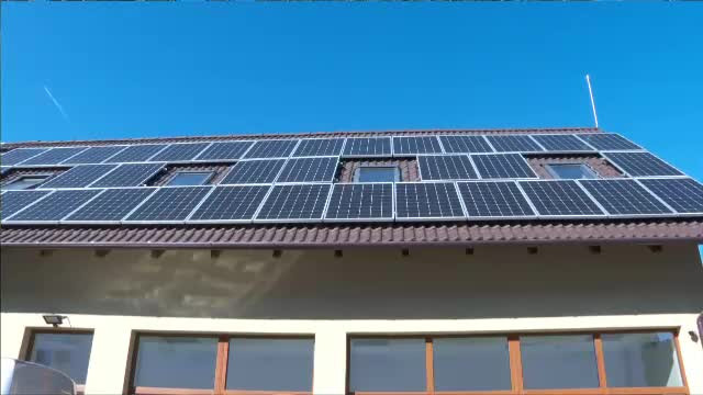 Numărul românilor care produc energie cu panouri fotovoltaice a ajuns la 24 de mii. Ar putea acoperi consumul Ploieștiului