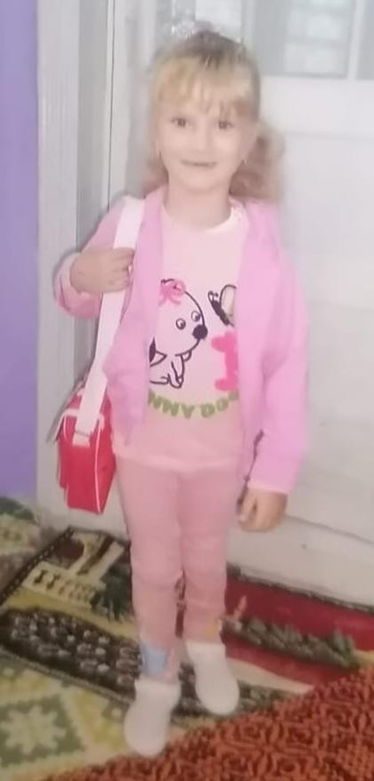 O fetiţă de 5 ani a dispărut de acasă. Cine o recunoaște să sune la 112