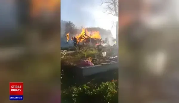 Incendiu la o biserică de lemn din Bacău, construită în anul 1801. Trei echipaje de pompieri intervin la fața locului