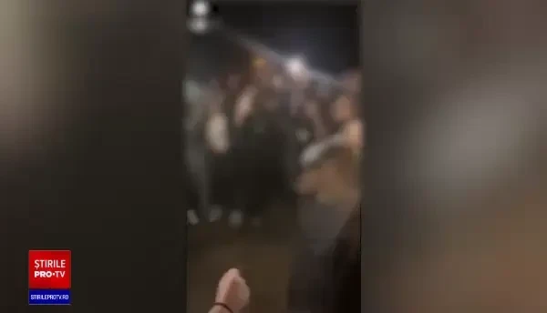 Două adolescente s-au luat la bătaie într-un parc din cauza unui băiat. Poliția a deschis o anchetă