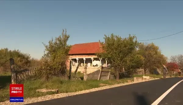 Răsturnare de situație în cazul femeii găsite moartă și mâncată de câini în curtea vecinului care și-a tăiat venele