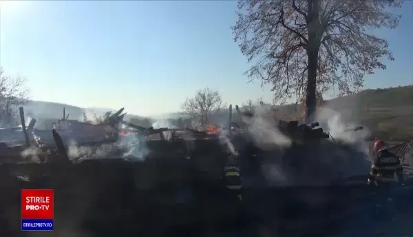 Incendiu la o biserică de lemn din Bacău, construită în anul 1801. Trei echipaje de pompieri intervin la fața locului