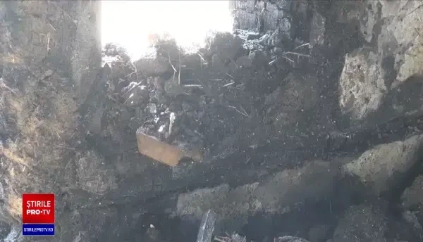 Un bărbat a murit după ce casa lui a fost cuprinsă de flăcări. Incendiul ar fi izbucnit de la o țigară