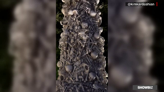 Kim Kardashian face impresie de Halloween. Și-a împodobit casa de 60 de milioane de dolari cu sute de schelete