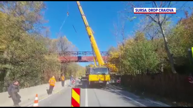 Circulația prin Defileul Jiului a fost blocată pentru demolarea unei pasarele metalice. Punea în pericol viața șoferilor