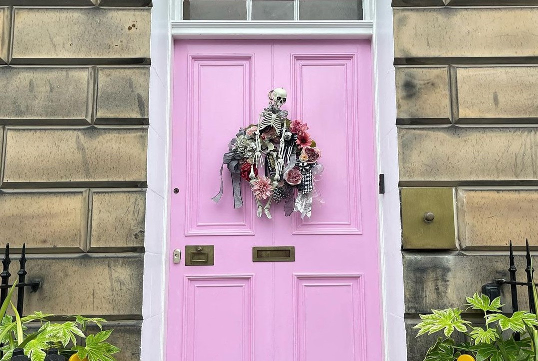 Amenda uriașă pe care o riscă o femeie care și-a vopsit ușa casei roz FOTO