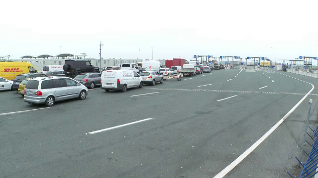 Cozi interminabile la Vama Nădlac 2. Sute de șoferi au așteptat ore întregi să iasă din țară