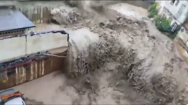 Mai multe zone din Venezuela, afectate de inundații severe și alunecări de teren. Zeci de oameni au murit