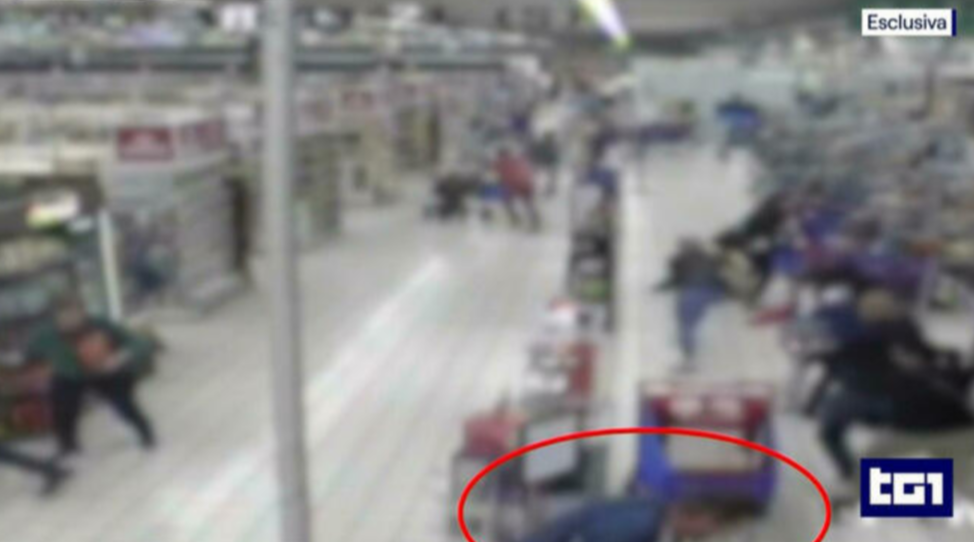 Momentul atacului de la supermarketul din Milano. Ucigașul a fost filmat când înjunghia oameni la întâmplare. VIDEO