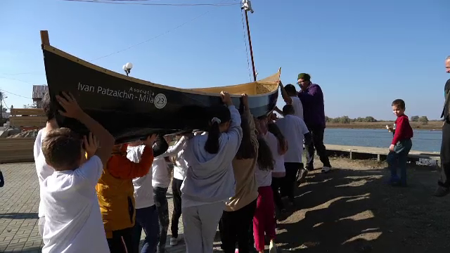 Canotcă tradițională construită de copii, lansată în apele Deltei Dunării