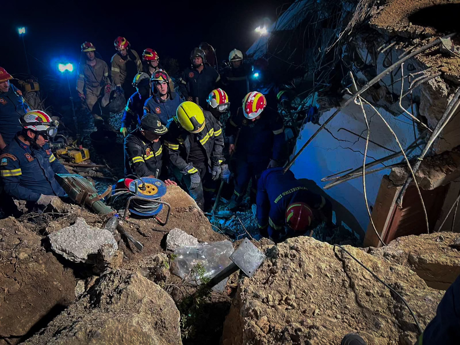 O turistă a murit în camera de hotel, după ce o stâncă uriașă a căzut pe clădire, în Creta