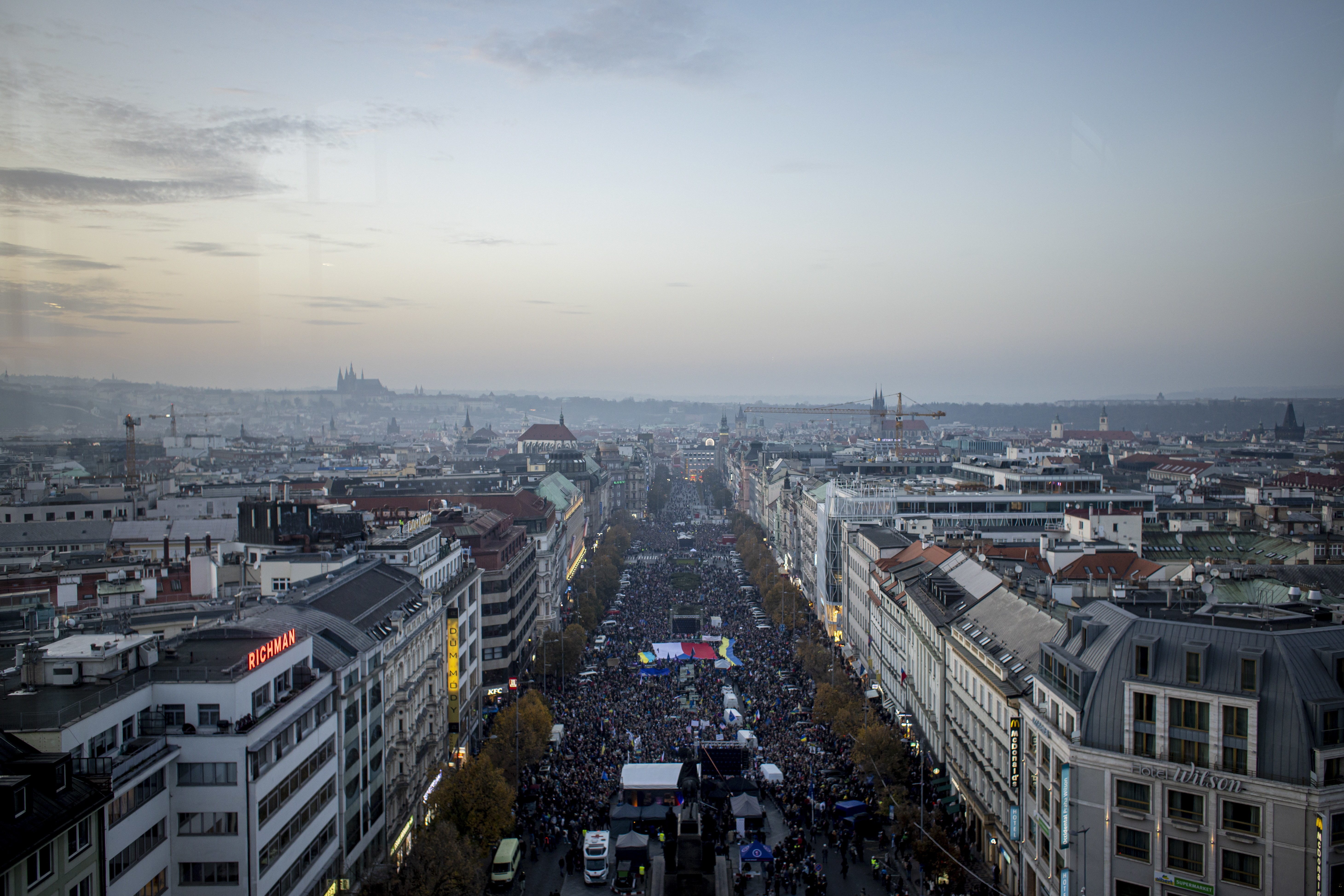 Manifestaţie pro-Ucraina cu zeci de mii de oameni, la Praga. Ce mesaj le-a transmis demonstranților soția lui Zelenski. VIDEO