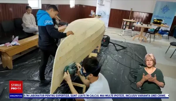 Canotcă tradițională construită de copii, lansată în apele Deltei Dunării