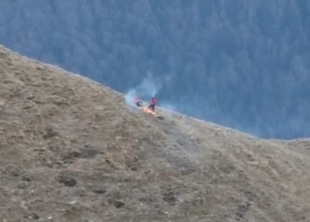 Un turist a incendiat pajiștea din apropierea Crucii Caraiman. A fost amendat cu 3.000 de lei