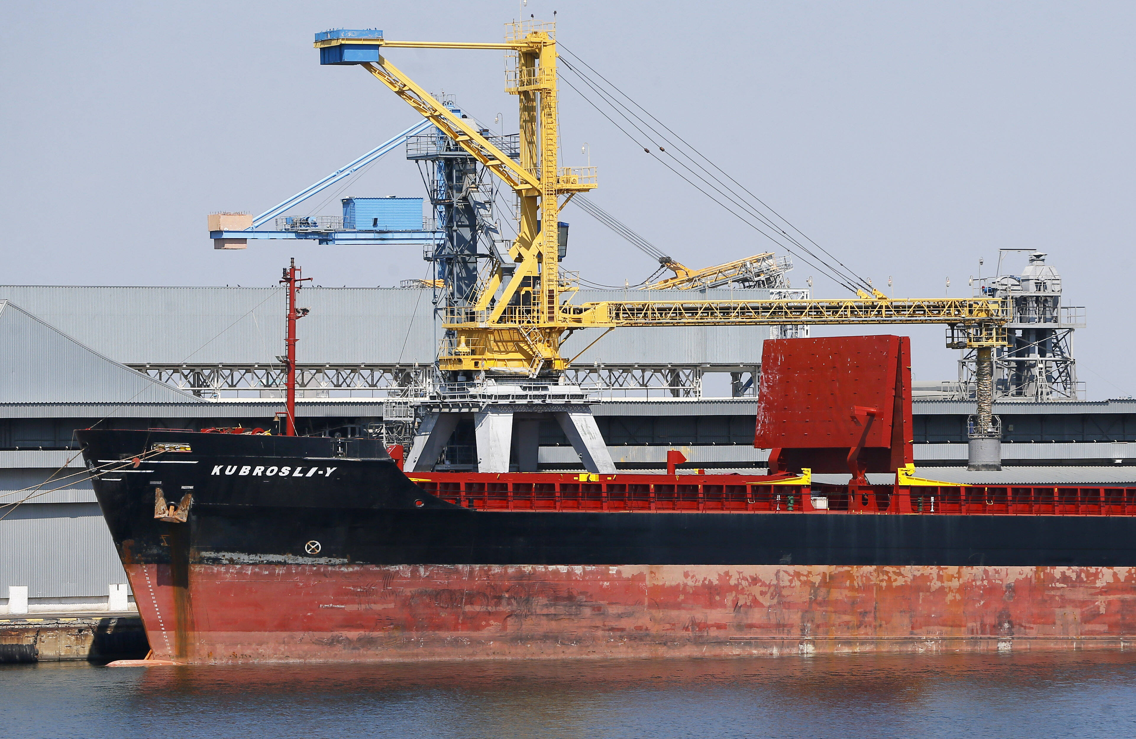 Kremlinul avertizează că traseul navelor de cereale va fi periculos și riscant: „Situația ia o altă turnură”. Reacția Turciei